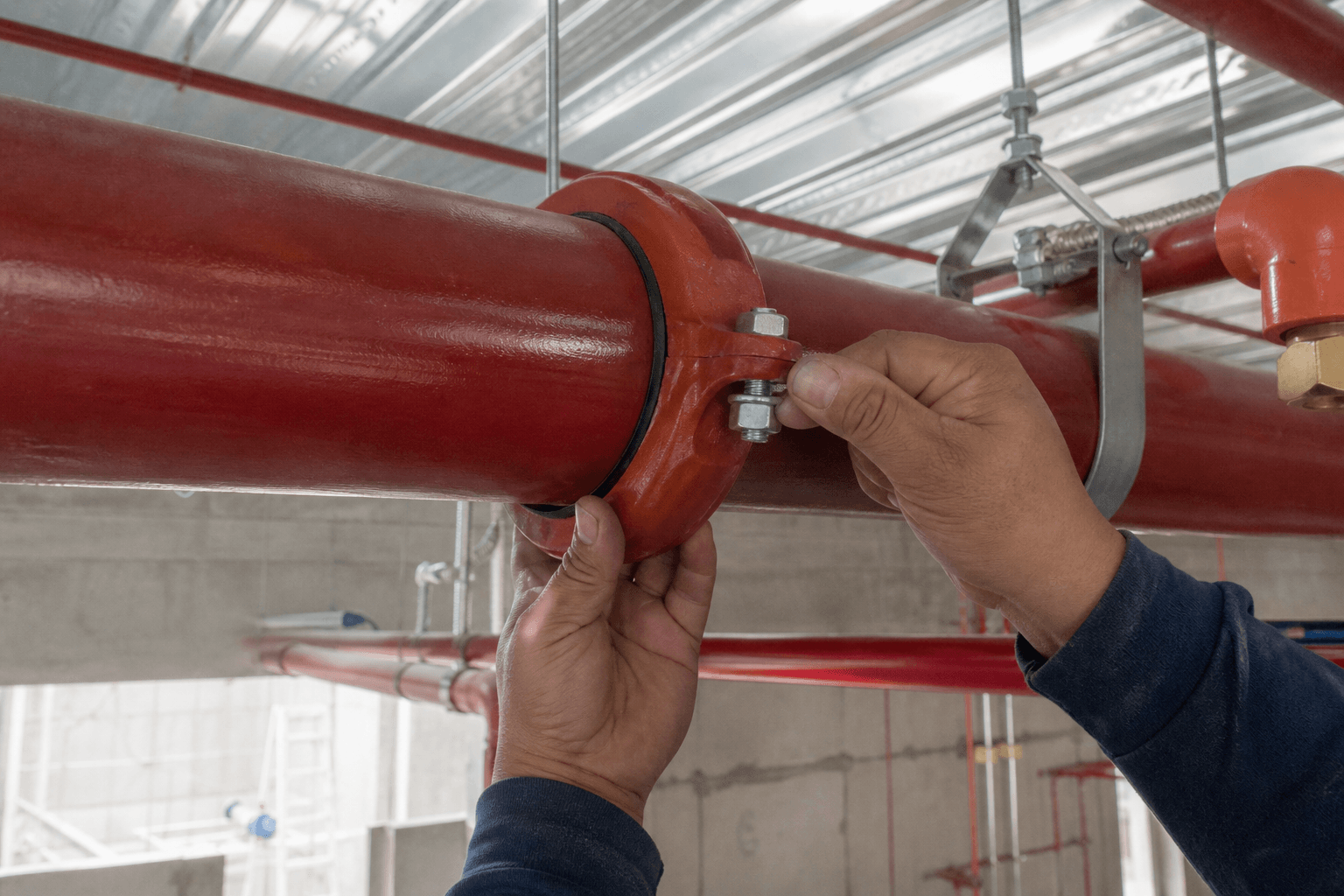 Acoples ranurados en red contra incendio de techo